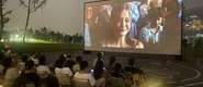 （日美女麻逼转载）成都秋夜“新耍法”：到公园看坝坝电影
